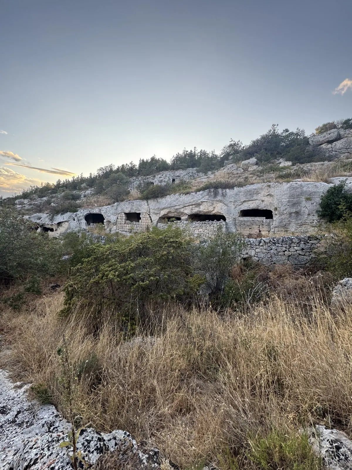 Insediamento rupestre al tramonto nel Parco della Murgia