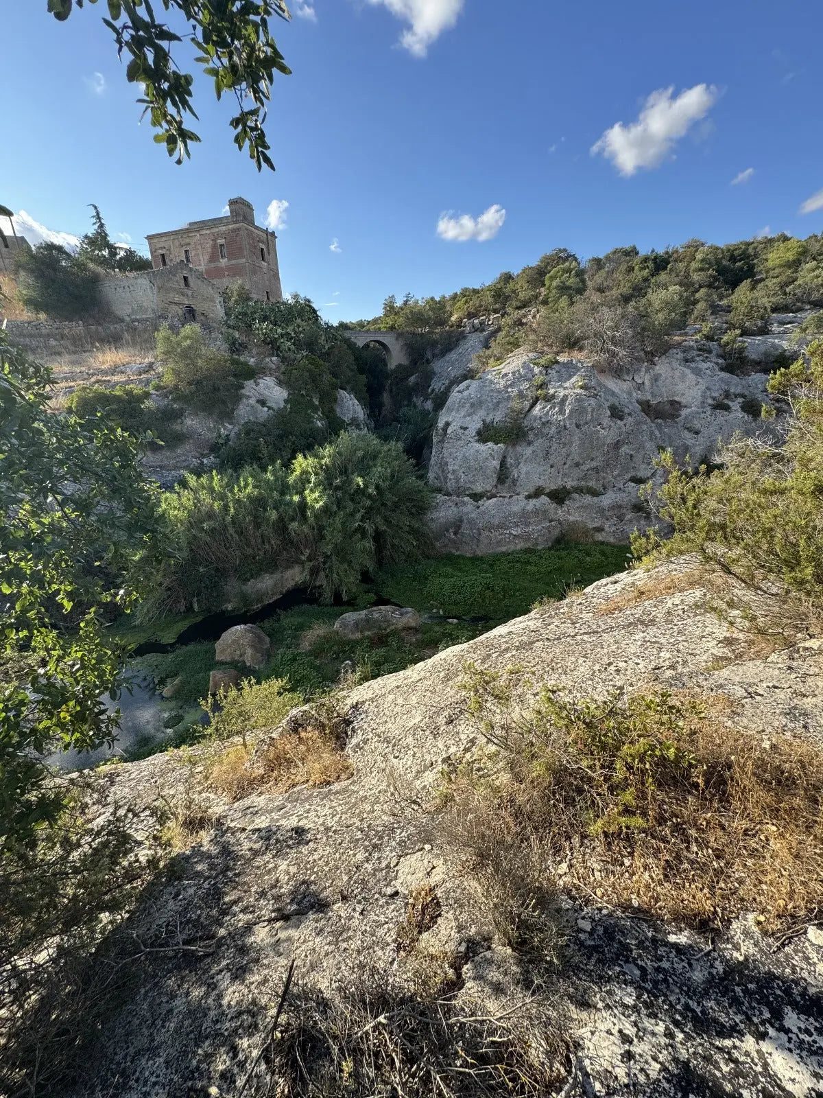 Chiesa rupestre e gravina nel Parco della Murgia